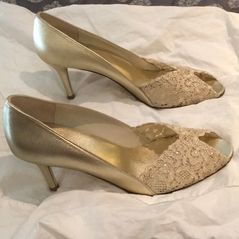 STUNNING size 9N STUART WEITZMAN gold heels.